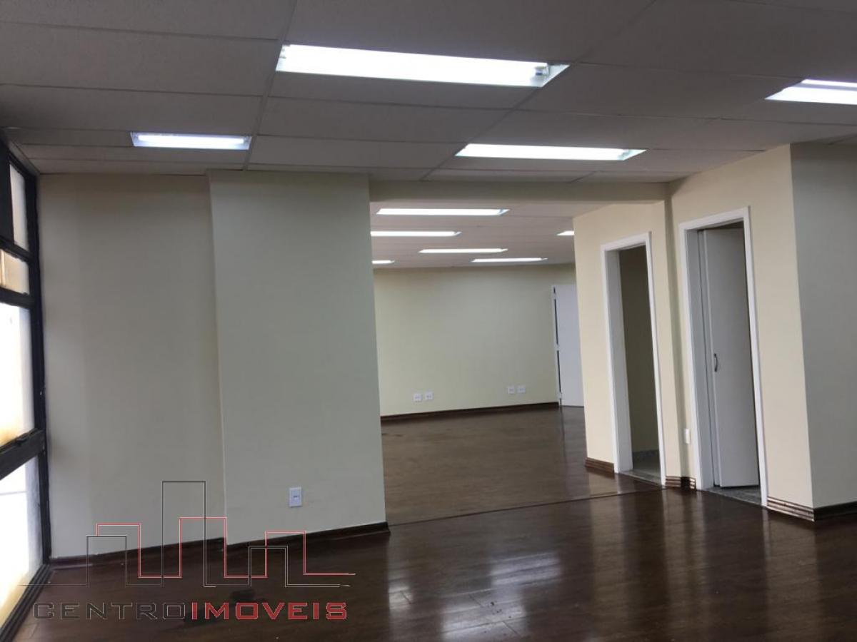 Reformado conjunto comercial ao lado do metro Reformado conjunto comercial ao lado do metro